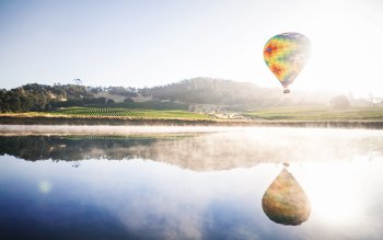 un ballon dirigeable qui prend de la hauteur au dessu d'un paysage prise de hauteur de vue