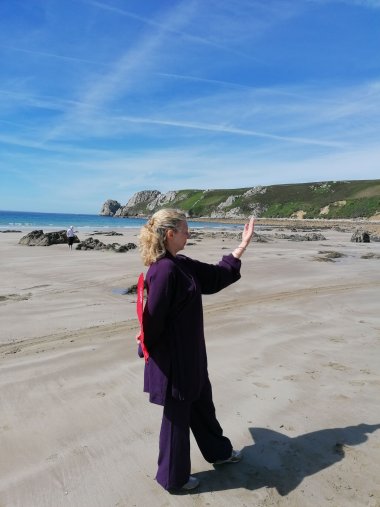 pratique tai chi chuan sur la plage forme à l'éventail